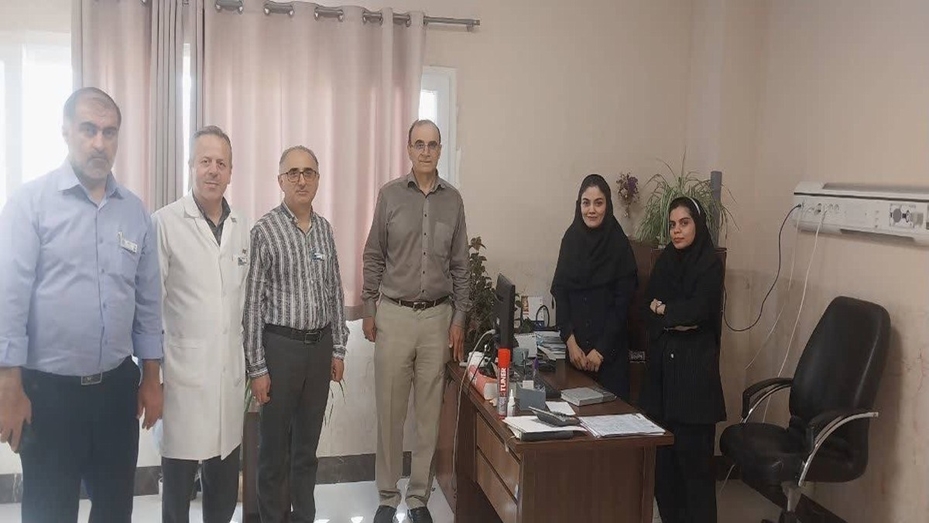 حضور مسئولین بیمارستان در واحدهای مختلف بیمارستان به مناسبت روز کارمند